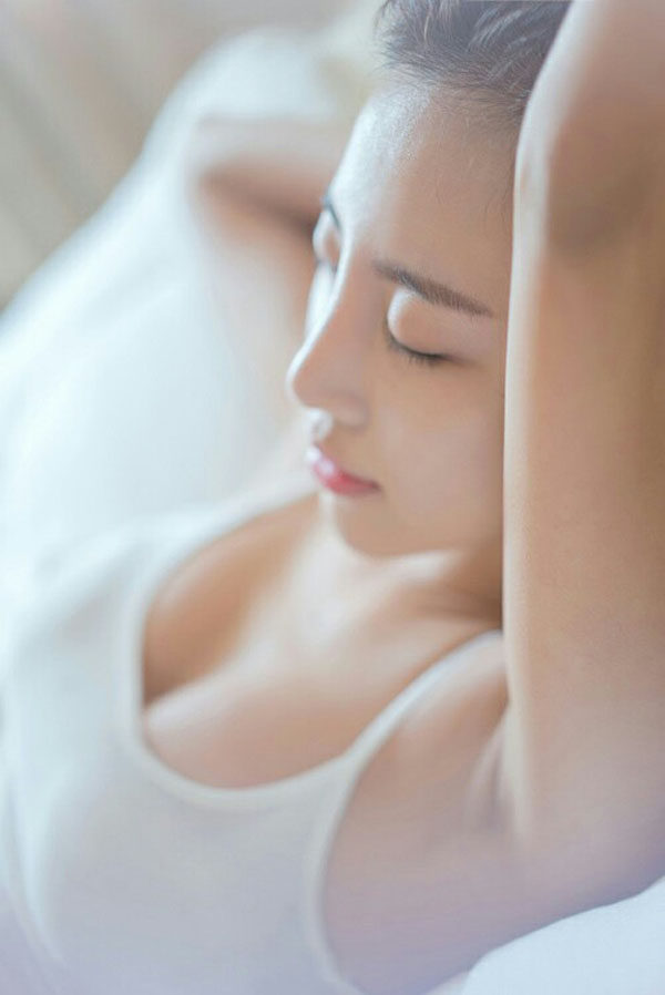 娇嫩美胸的甜美少女