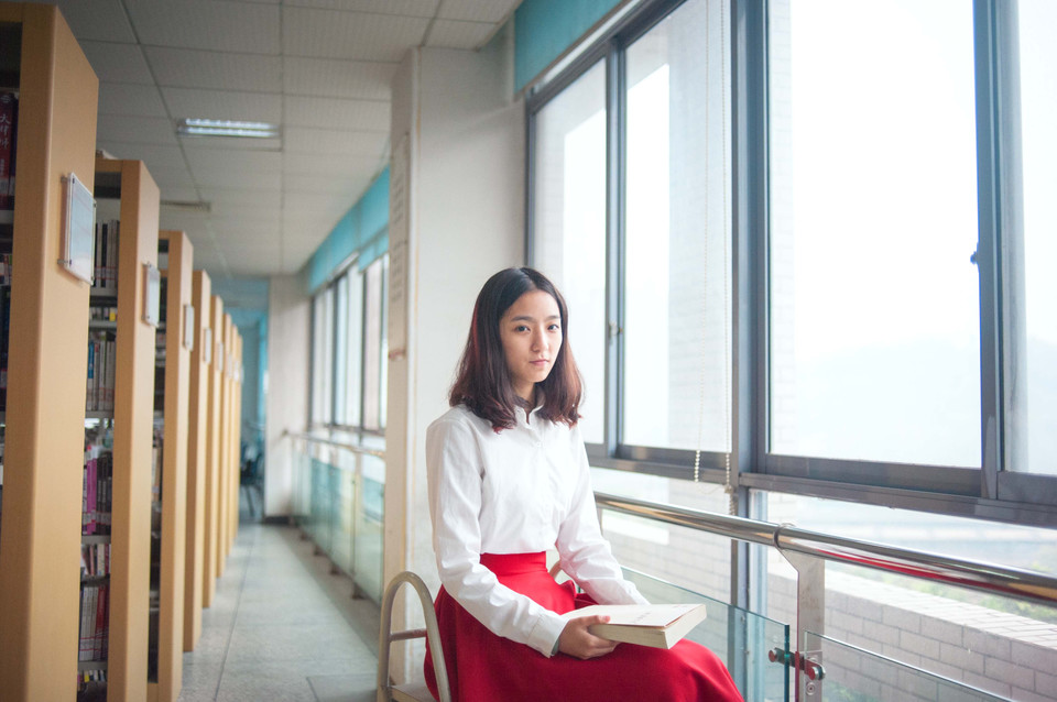 清纯美女图书馆的岁月写真