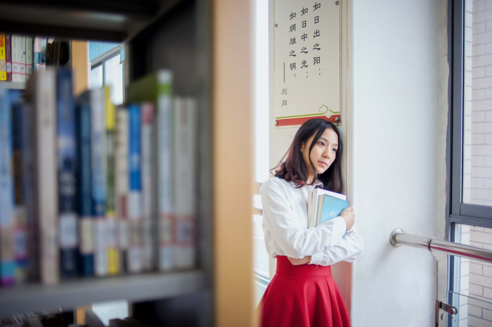 清纯美女图书馆的岁月写真