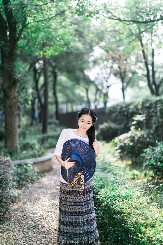 轻轻拨动琴弦舞动青春的舞步