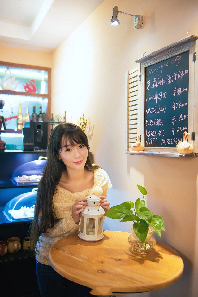 清纯美女拾月咖啡馆