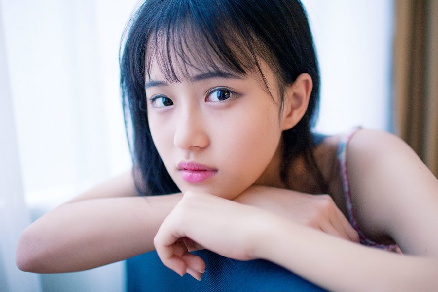 清纯红润美女恬静私房写真