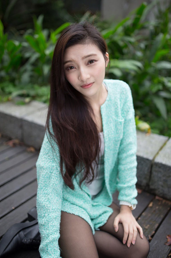 清纯长发mm户外公园写真