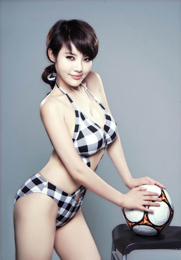 格纹内衣足球宝贝小露酥胸