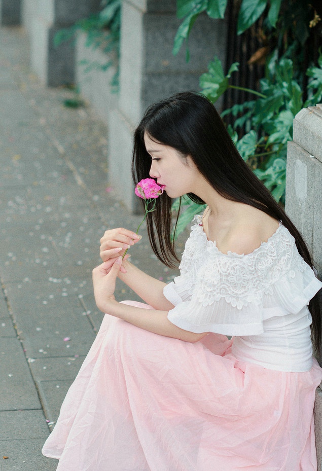 蔷薇花下温婉的长发女子