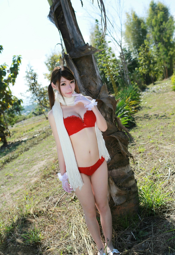 红色比基尼搭配围巾的俏皮女孩