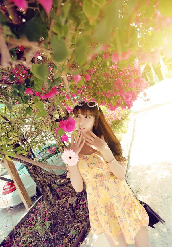 春暖花开少年女阳光户外写真