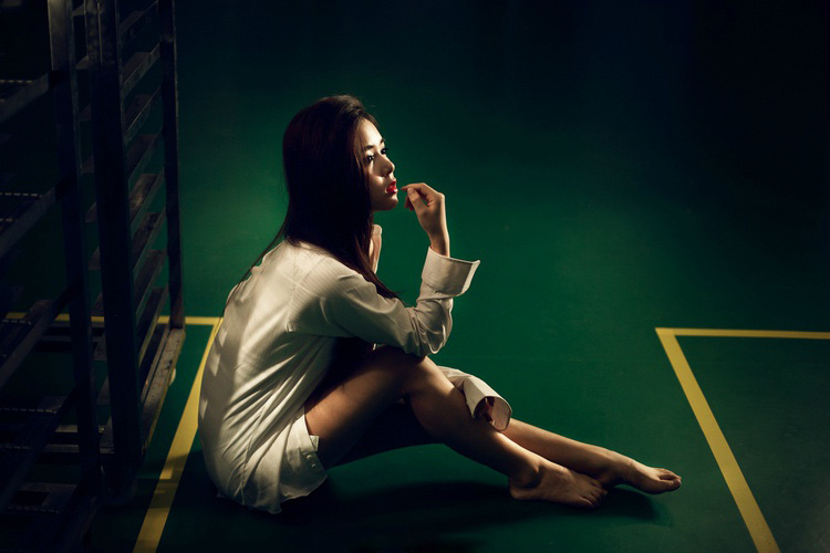 清纯即性感的衬衣美女悦悦
