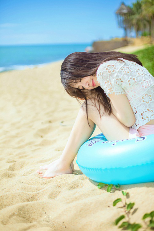 海边泳装阳光妹子