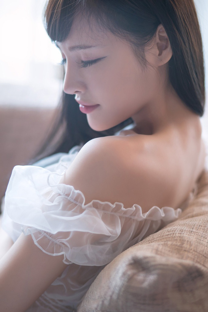 性感美女私房露酥胸