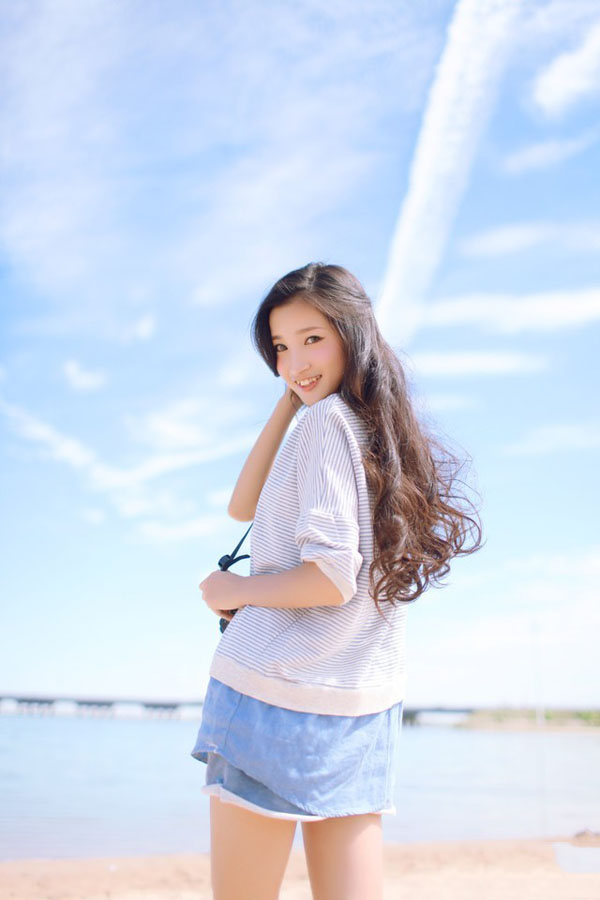清纯美女阳光春日清浅沙滩