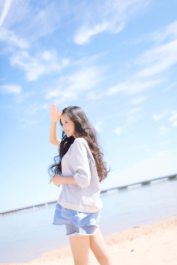 清纯美女阳光春日清浅沙滩