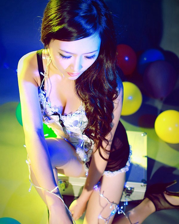 妩媚美胸吊带裙美女性感写真