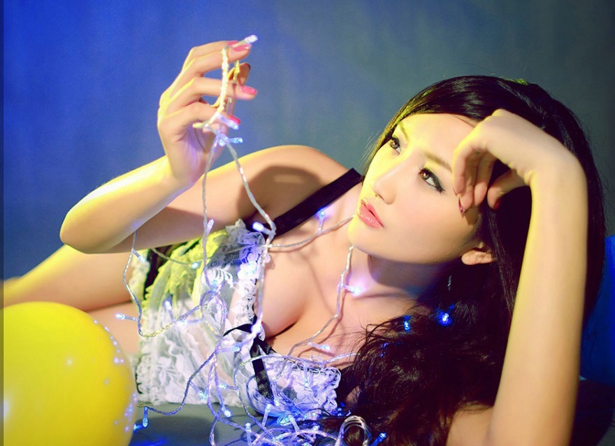 妩媚美胸吊带裙美女性感写真