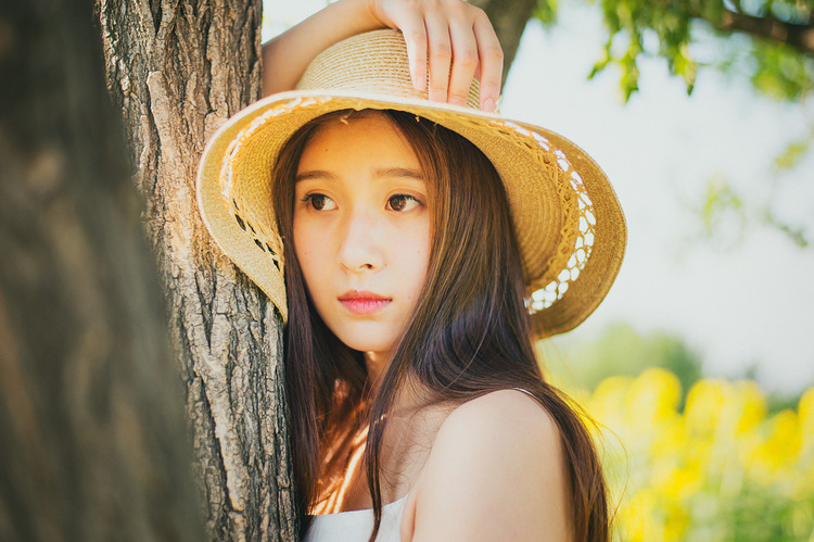 向日葵花田女孩甜美可人