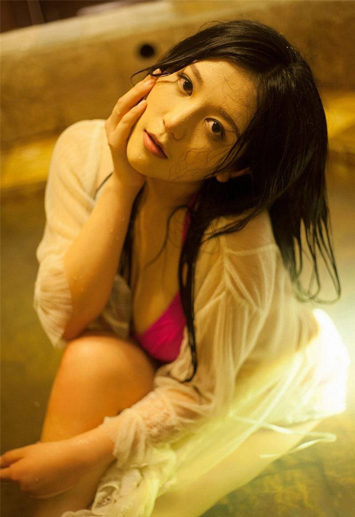 大胸美女泳池玩湿身诱惑