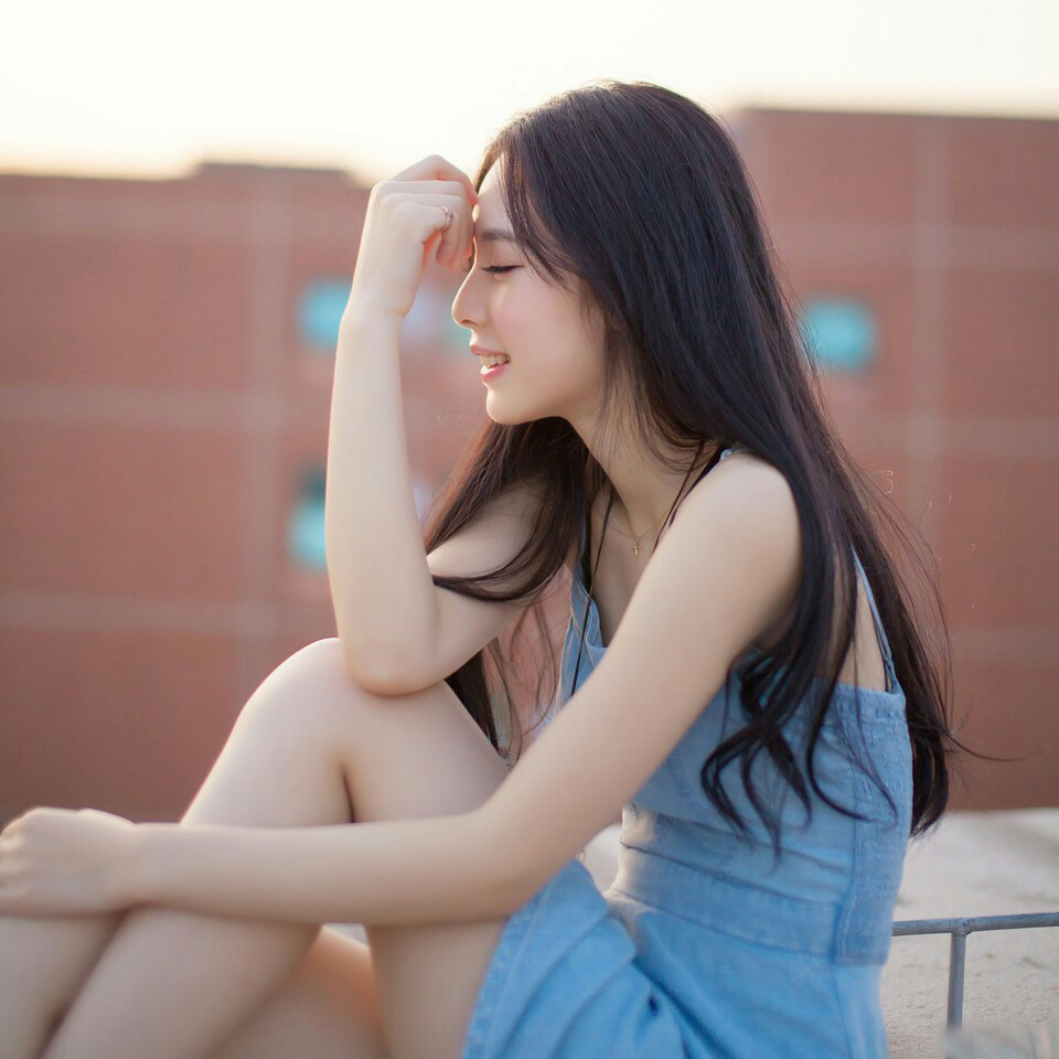 清纯爽朗的天台少女