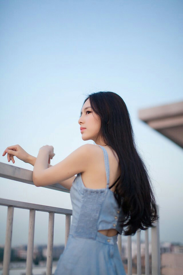 清纯爽朗的天台少女