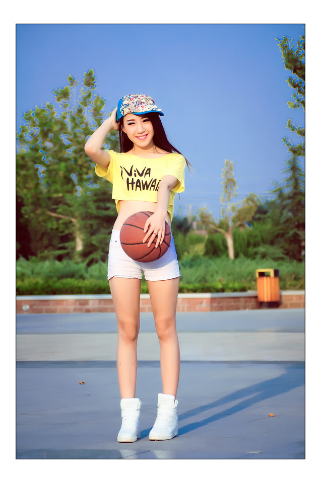 操场上的篮球美少女青春活力无限
