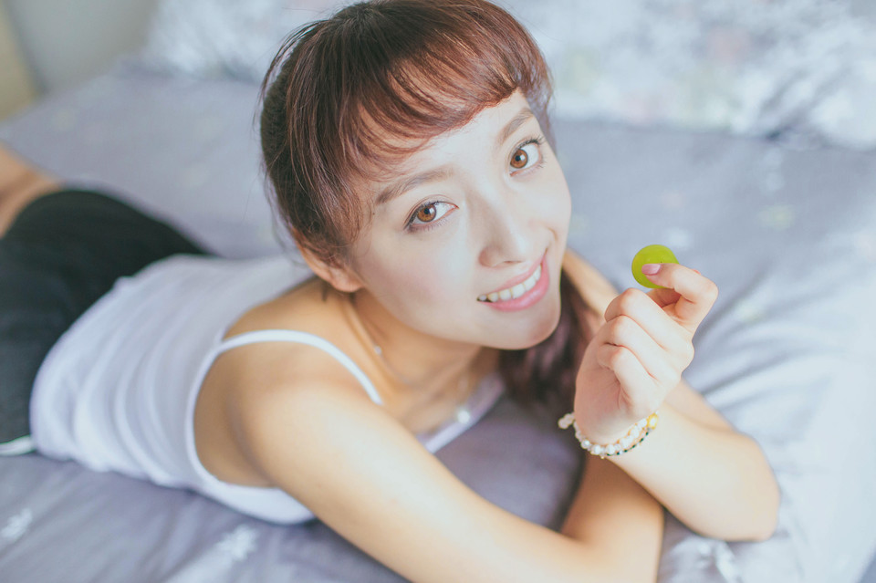 夏末的葡萄少女居家写真