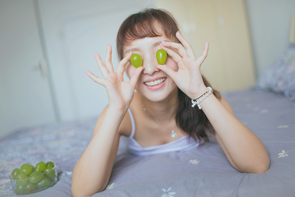 夏末的葡萄少女居家写真