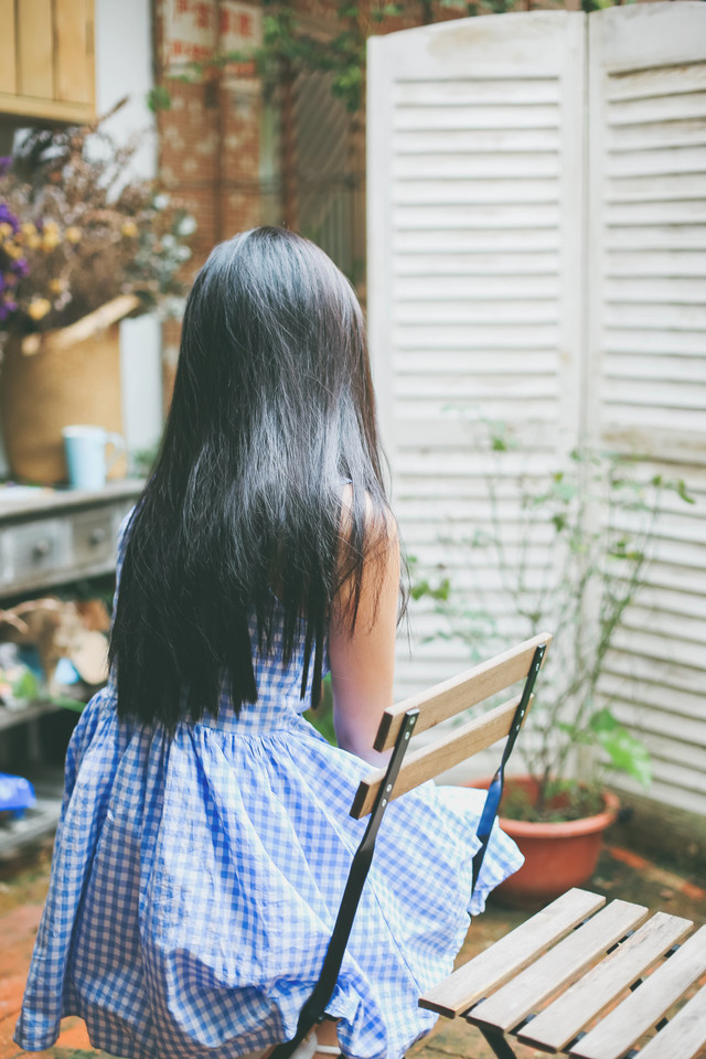 雨后院子的清新少女眼眸纯洁