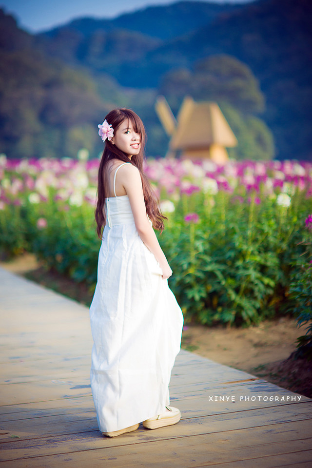 花季少女白裙出游笑容甜美
