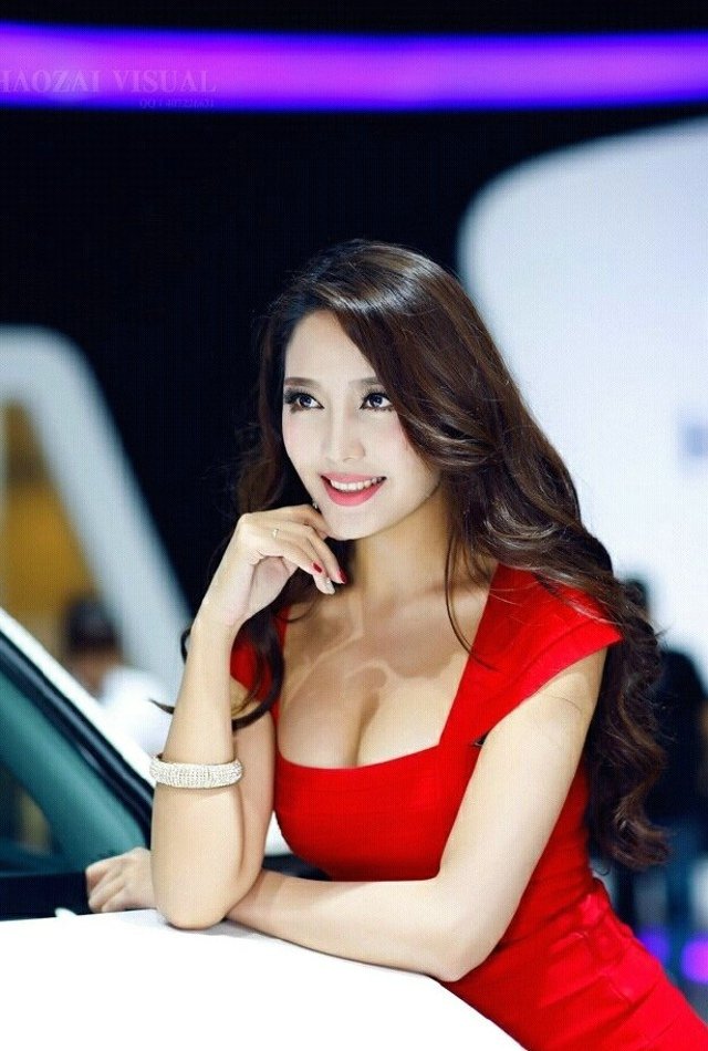红色美裙香车美女气质惊艳迷人