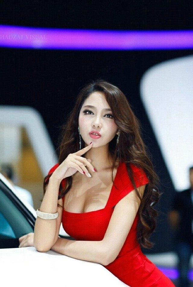 红色美裙香车美女气质惊艳迷人