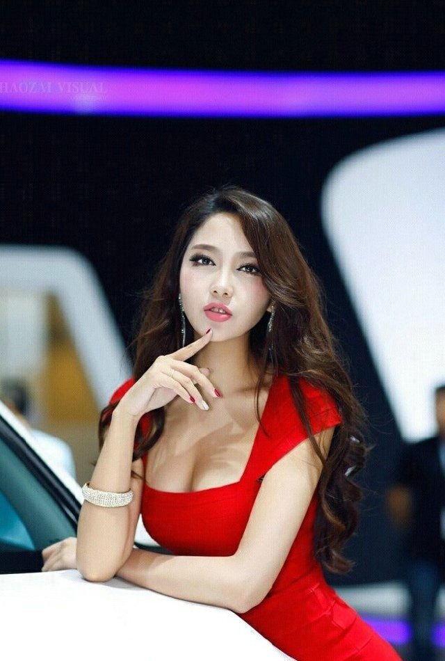 红色美裙香车美女气质惊艳迷人