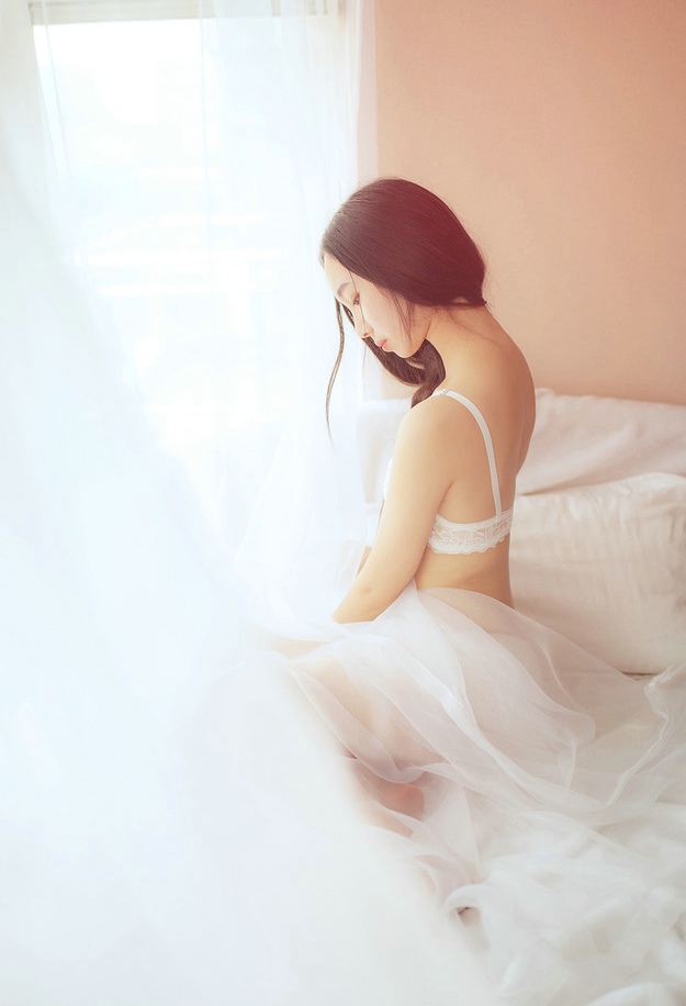 安静的少女蕾丝内衣小私房