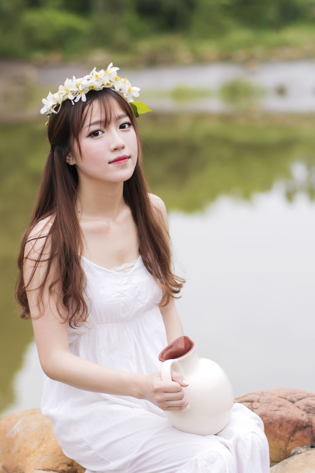 清晨小溪边的少女笑容清新