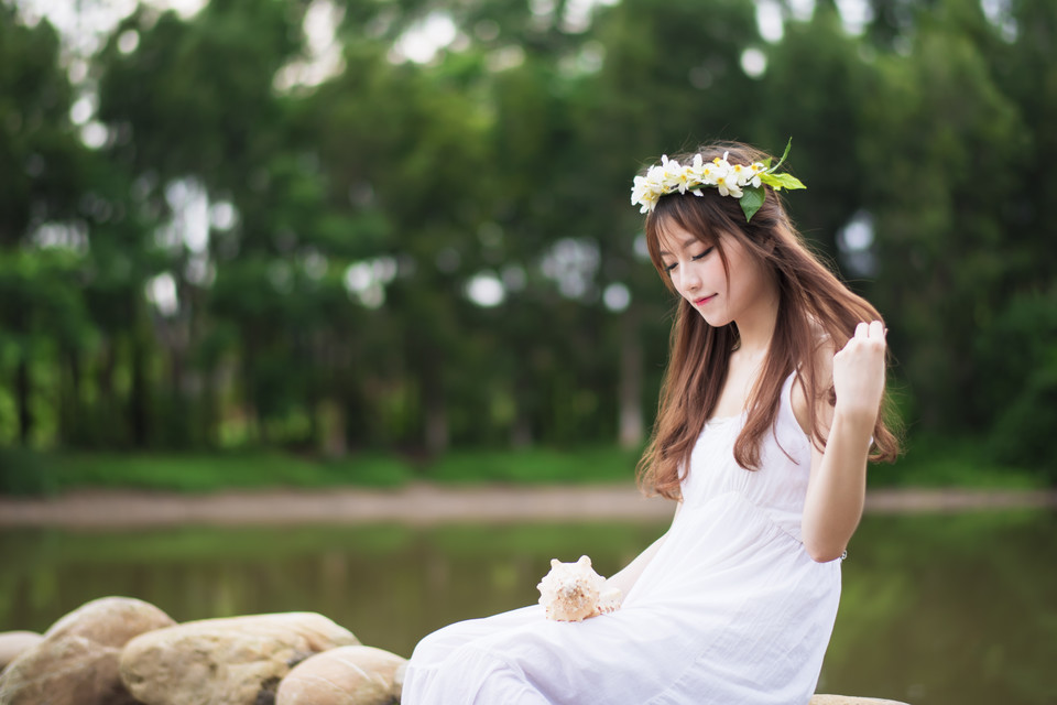 清晨小溪边的少女笑容清新
