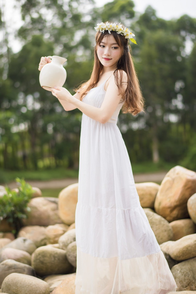清晨小溪边的少女笑容清新