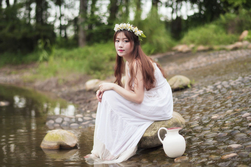 清晨小溪边的少女笑容清新