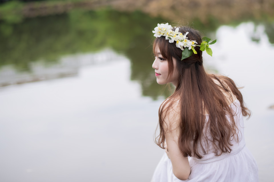 清晨小溪边的少女笑容清新