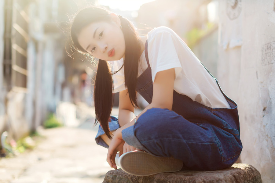 双马尾辫牛仔背带衣女孩嘟嘴卖萌