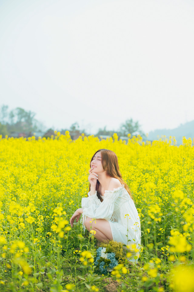 油菜花海里的少女香气四溢