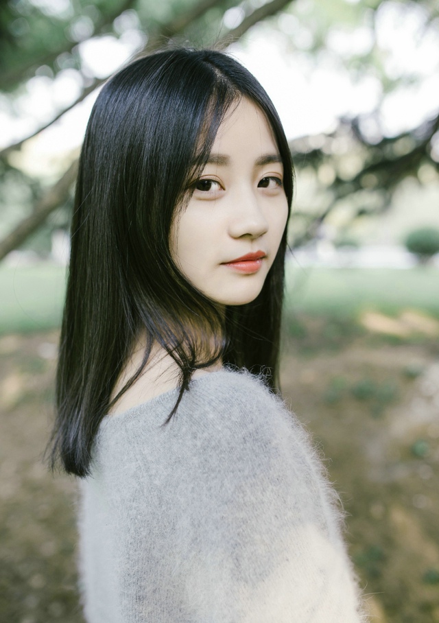 沐浴在初秋阳光下的少女