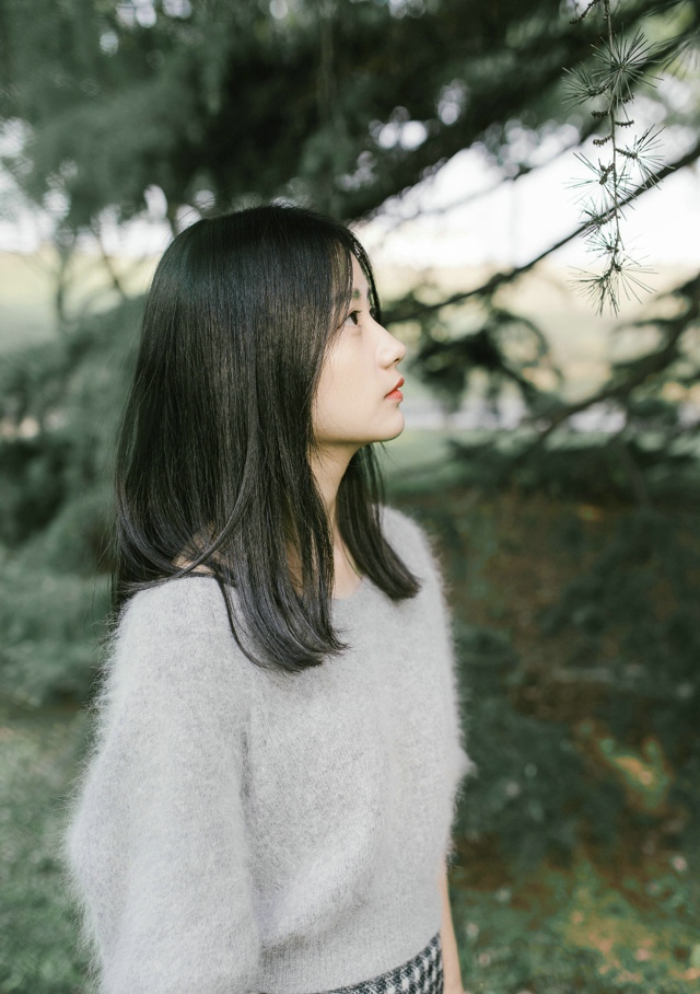 沐浴在初秋阳光下的少女