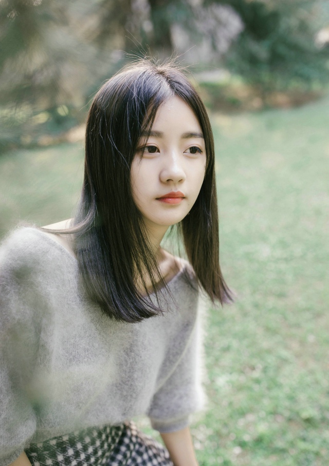 沐浴在初秋阳光下的少女