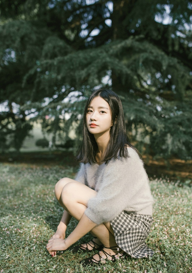 沐浴在初秋阳光下的少女