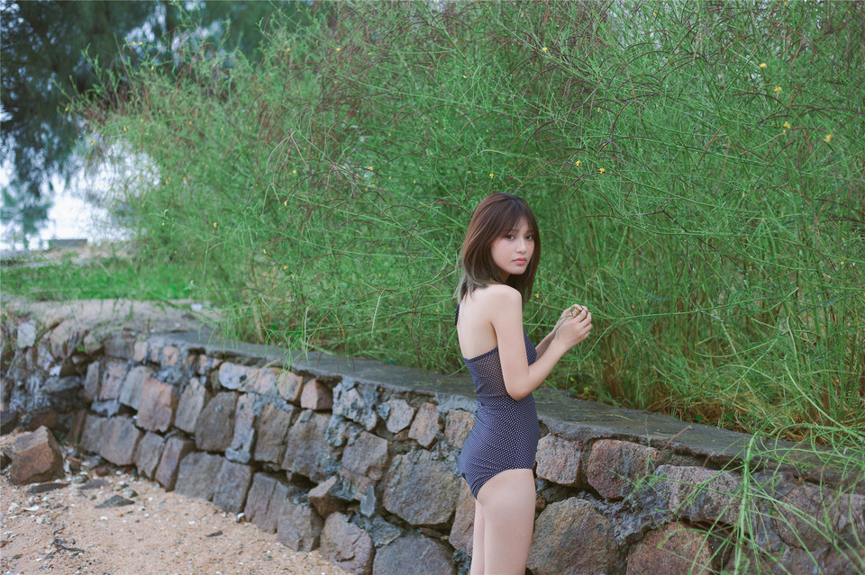 纯情美眉户外写真美背诱人