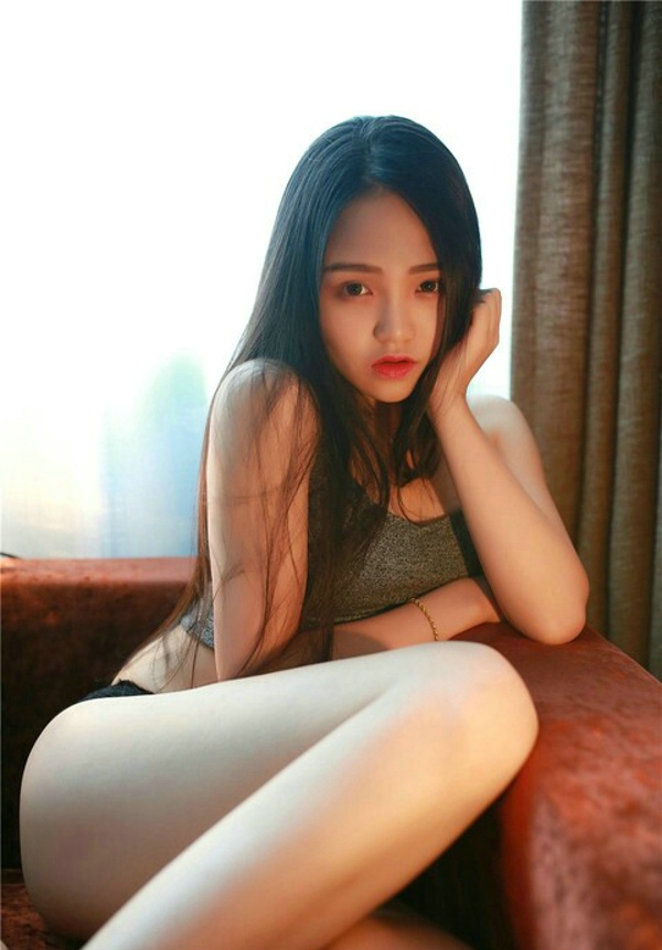 清晨起床的妹子慵懒迷人