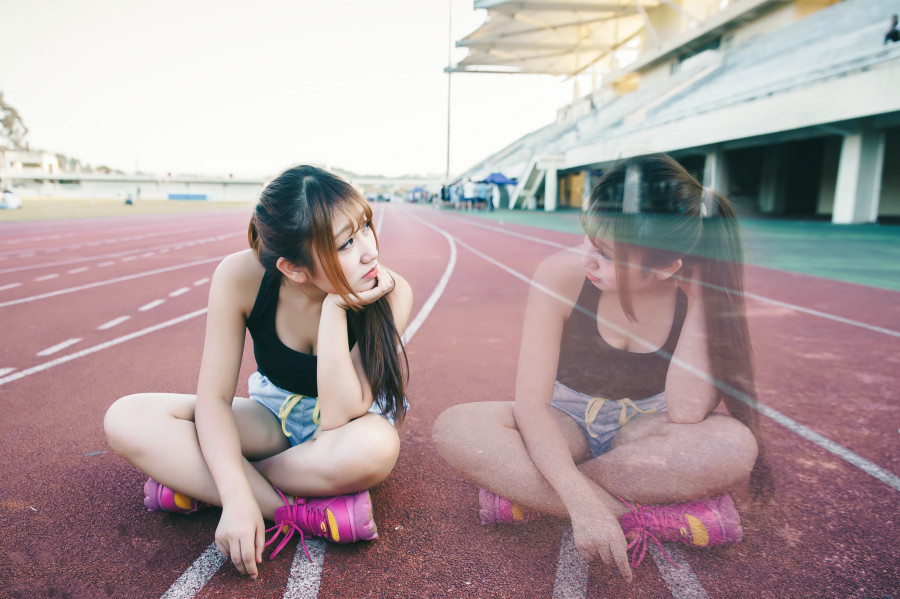 操场上的运动美女休闲假日随拍