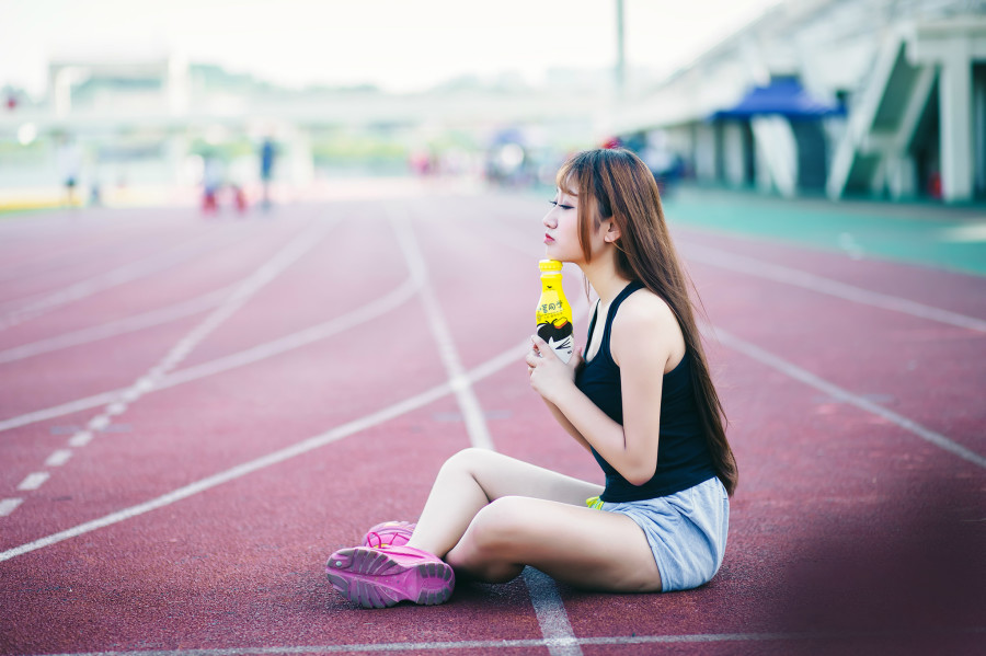 操场上的运动美女休闲假日随拍