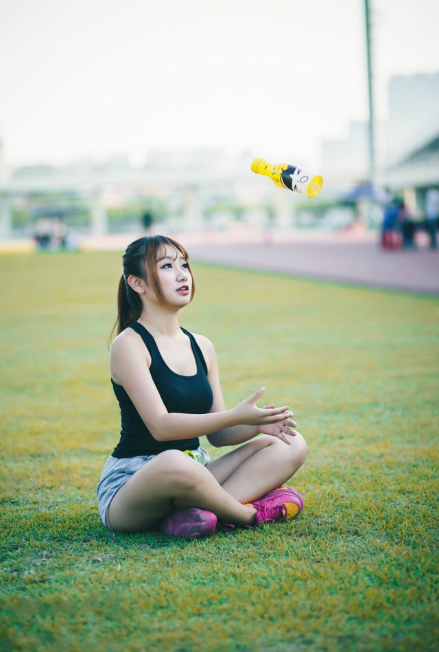 操场上的运动美女休闲假日随拍