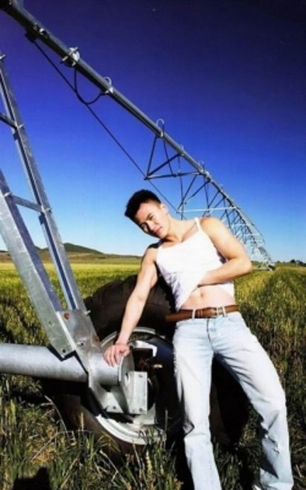 中国男模倪泽诱人外拍写真图片