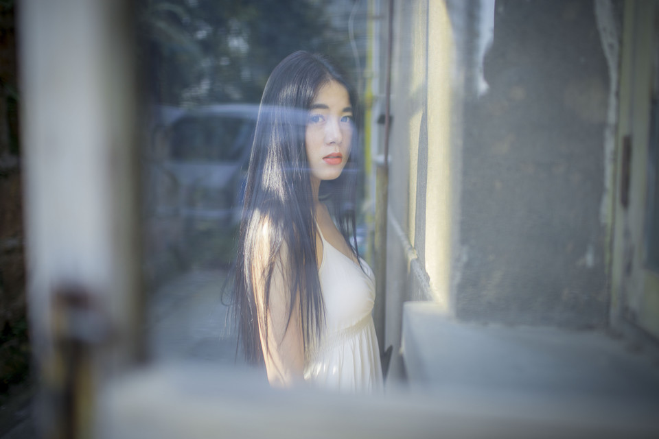 长发少女白裙飘飘清新动人