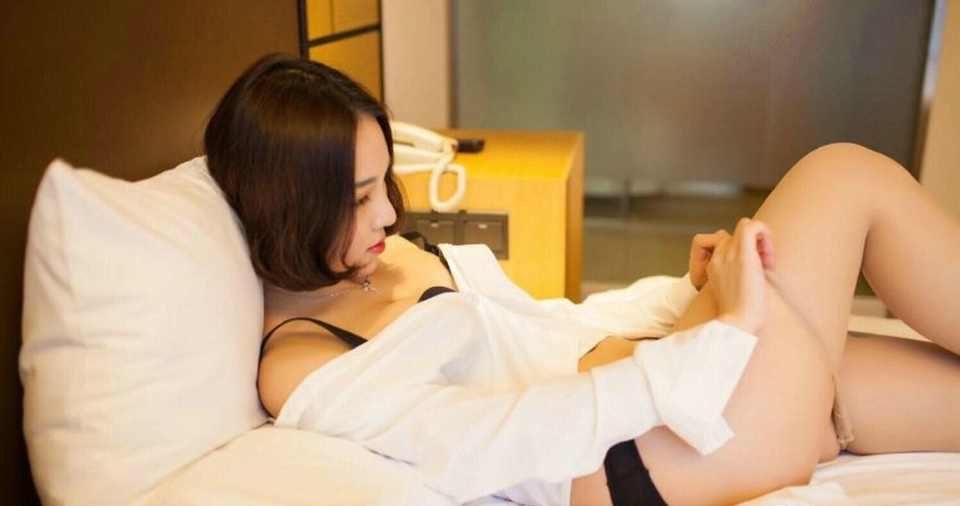 短发性感女郎闺房里的魅惑